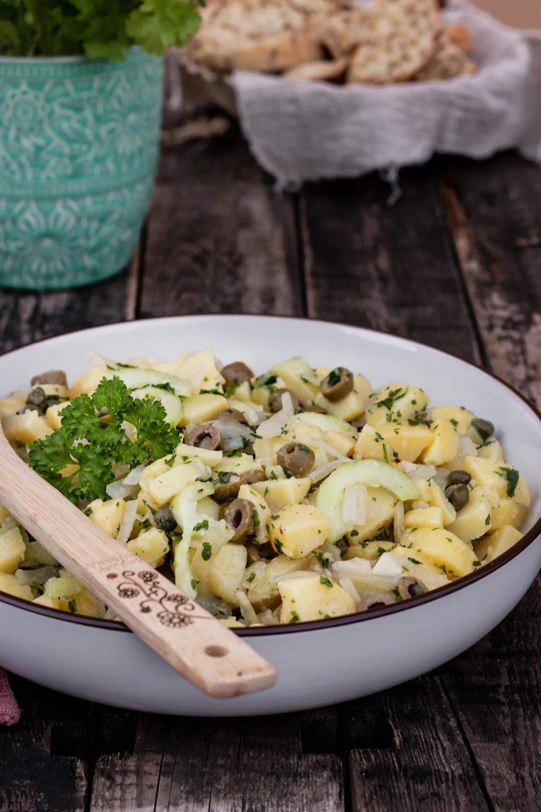 Kartoffelsalat ohne Mayonnaise mit Oliven und Kapern