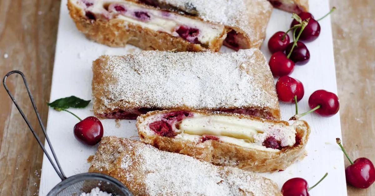 Quarkstrudel mit Kirschen | Rezepte von Simply Yummy