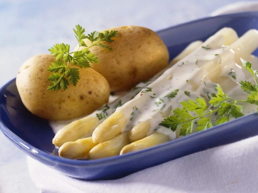 Spargel mit Kartoffeln Rezept | EAT SMARTER