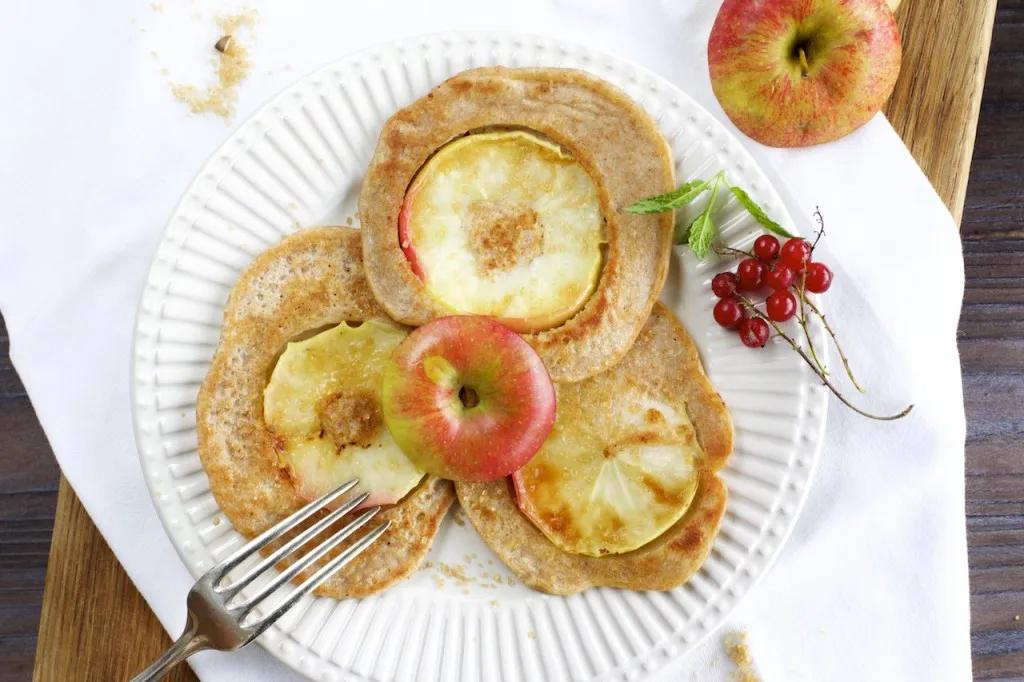 Apfelpfannkuchen: Gesunde Apfelringe mit Zimt im Cashewsahne-Teig ...