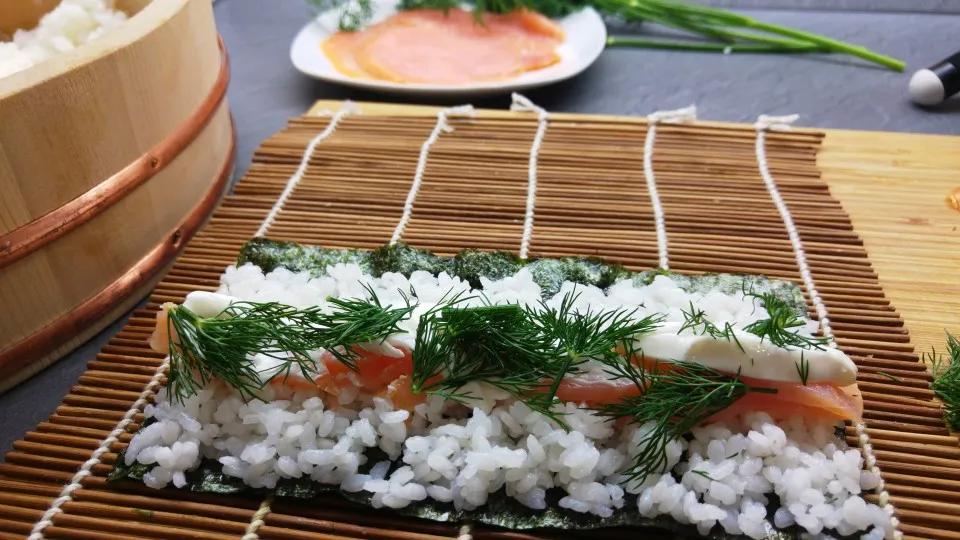 Hoso Maki Sushi mit Räucherlachs - Sushi-Liebhaber