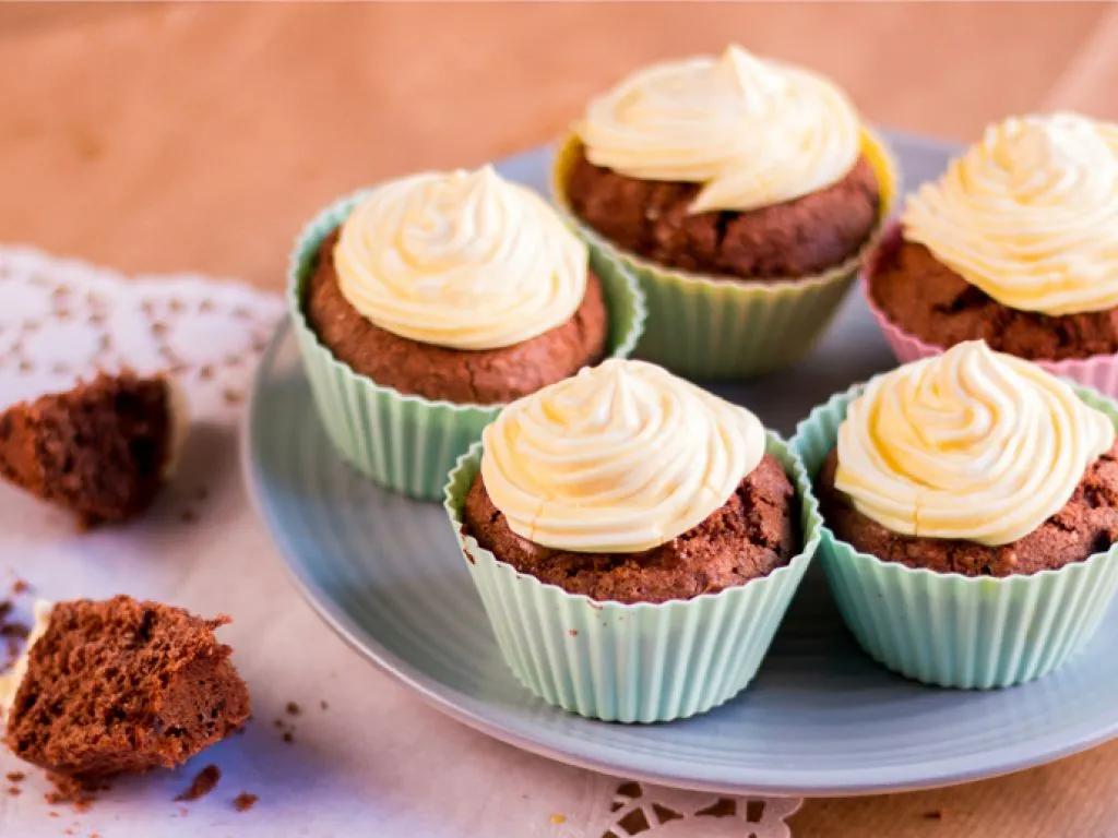 Eierlikör-Cupcakes: Backen zu Ostern Rezept | EAT SMARTER