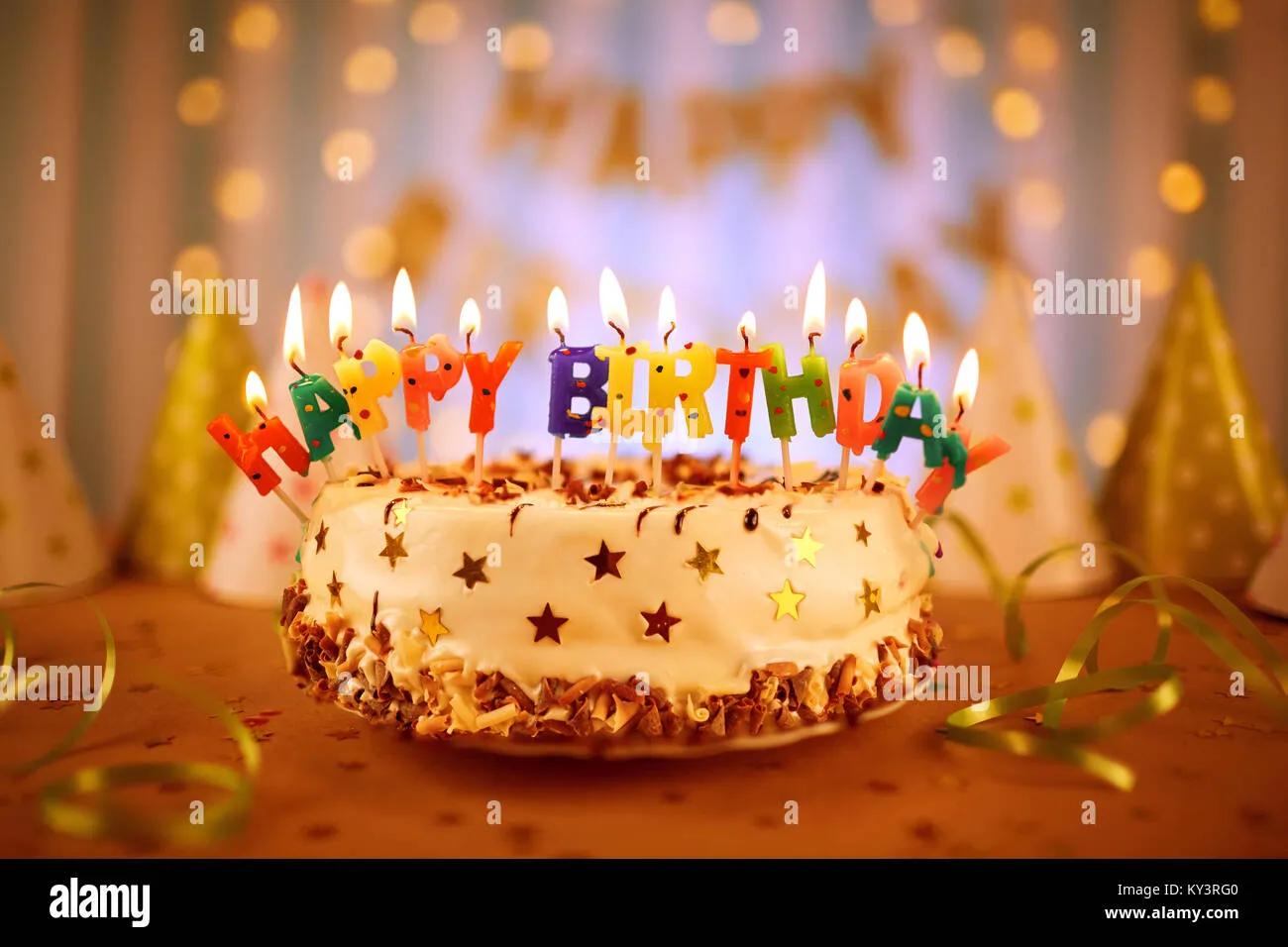 Geburtstagstorte mit Kerzen Stockfotografie - Alamy