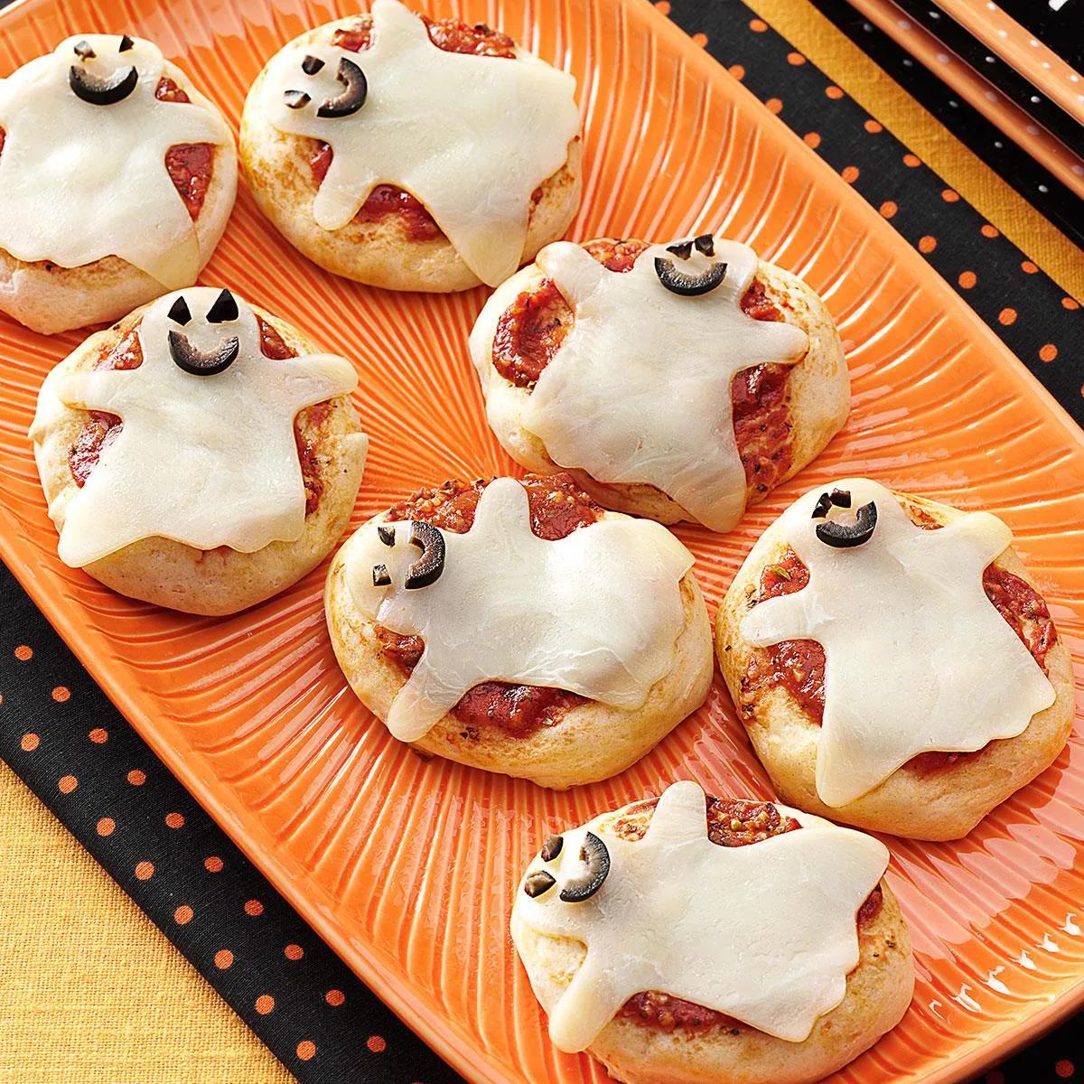 Halloween Pizza backen und gruselig belegen - Rezepte &amp; kreative Ideen