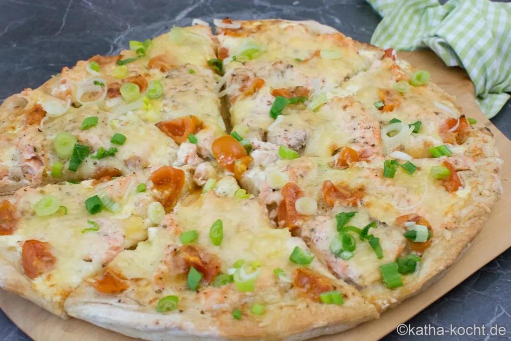 Pizza mit Lachs und Frühlingszwiebeln - Katha-kocht!