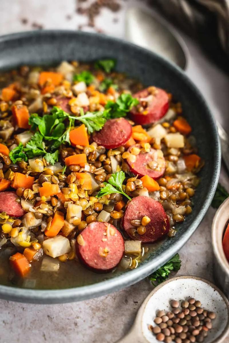 Einfache Linsensuppe mit Rindswurst - Ina Isst