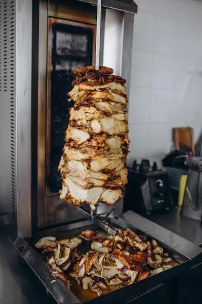 Traditionelles türkisches döner-kebab-fleisch shawarma oder gyros ...