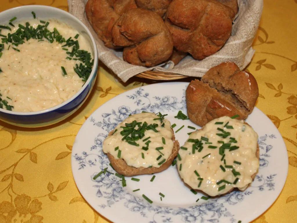 Schnelle Quarkbrötchen mit Obatzda - einfach &amp; lecker | DasKochrezept.de