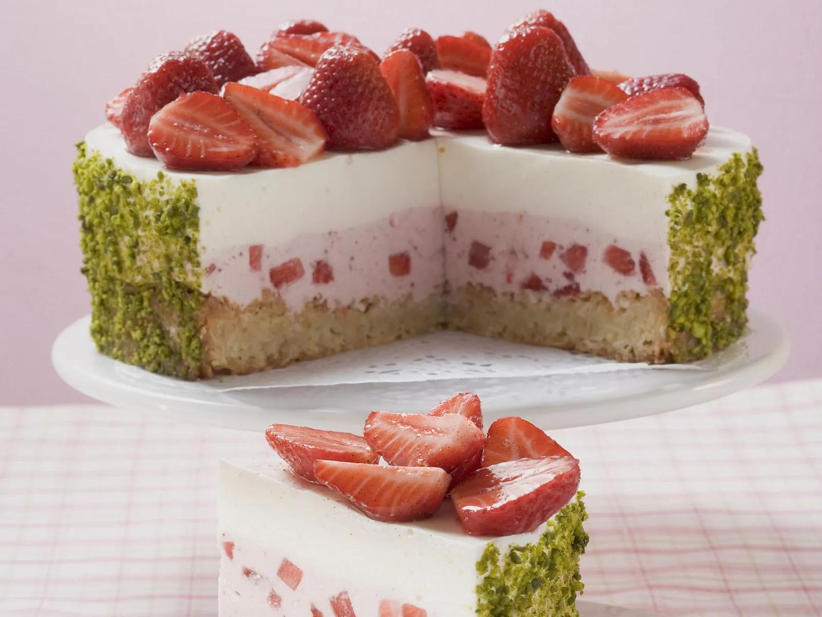 Joghurt-Erdbeer-Torte mit Pistazienmantel Rezept | EAT SMARTER