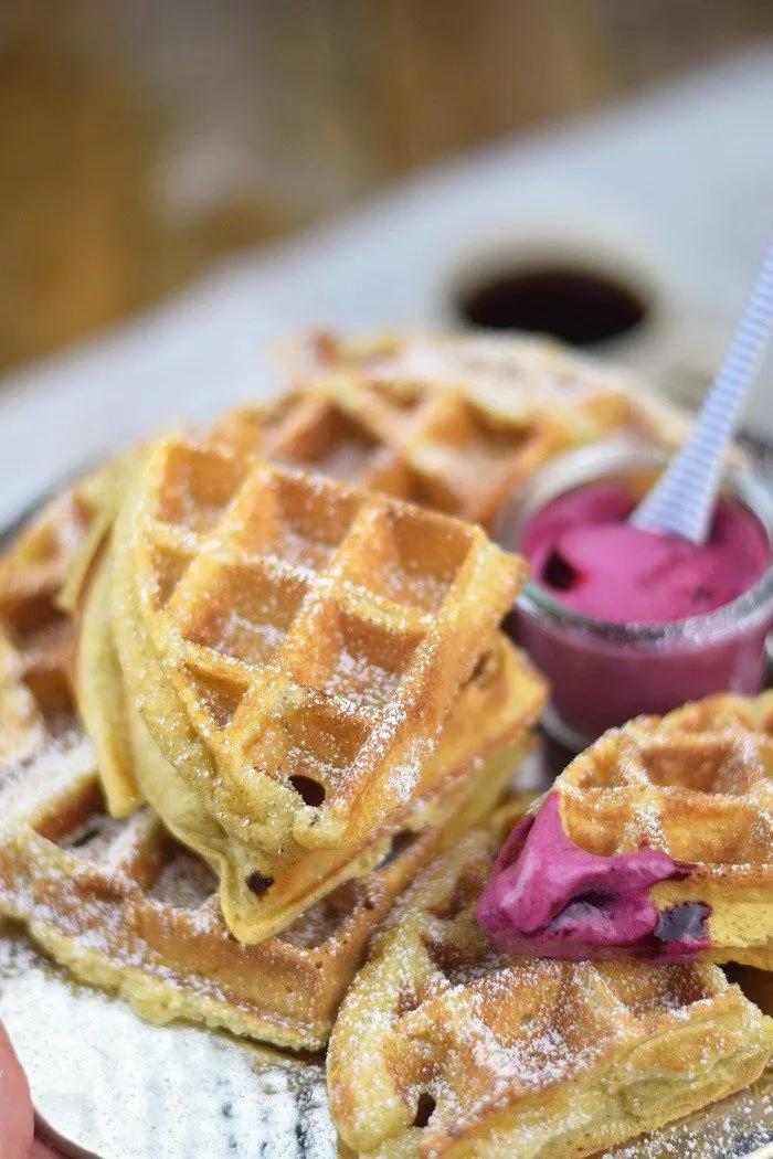 Buttermilchwaffeln - Waffles with buttermilk &amp; Brombeer Joghurt Mousse ...