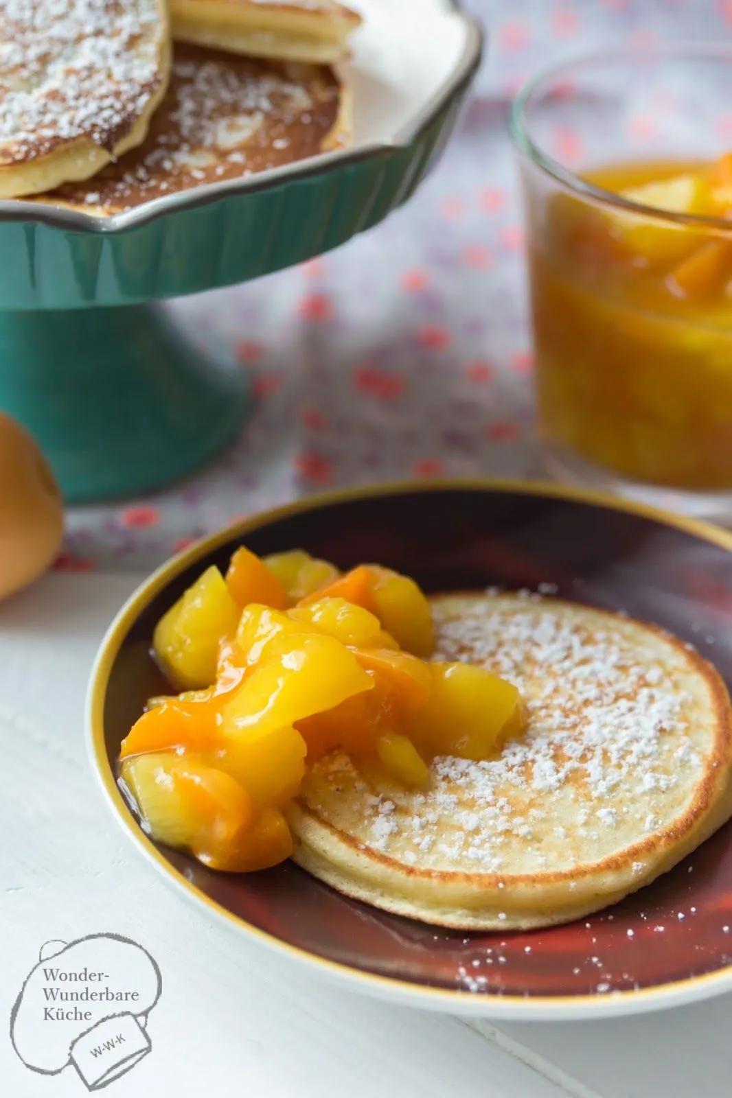 Buttermilch-Pancakes mit Fruchtkompott. Amerikanischer Pfannkuchen ...