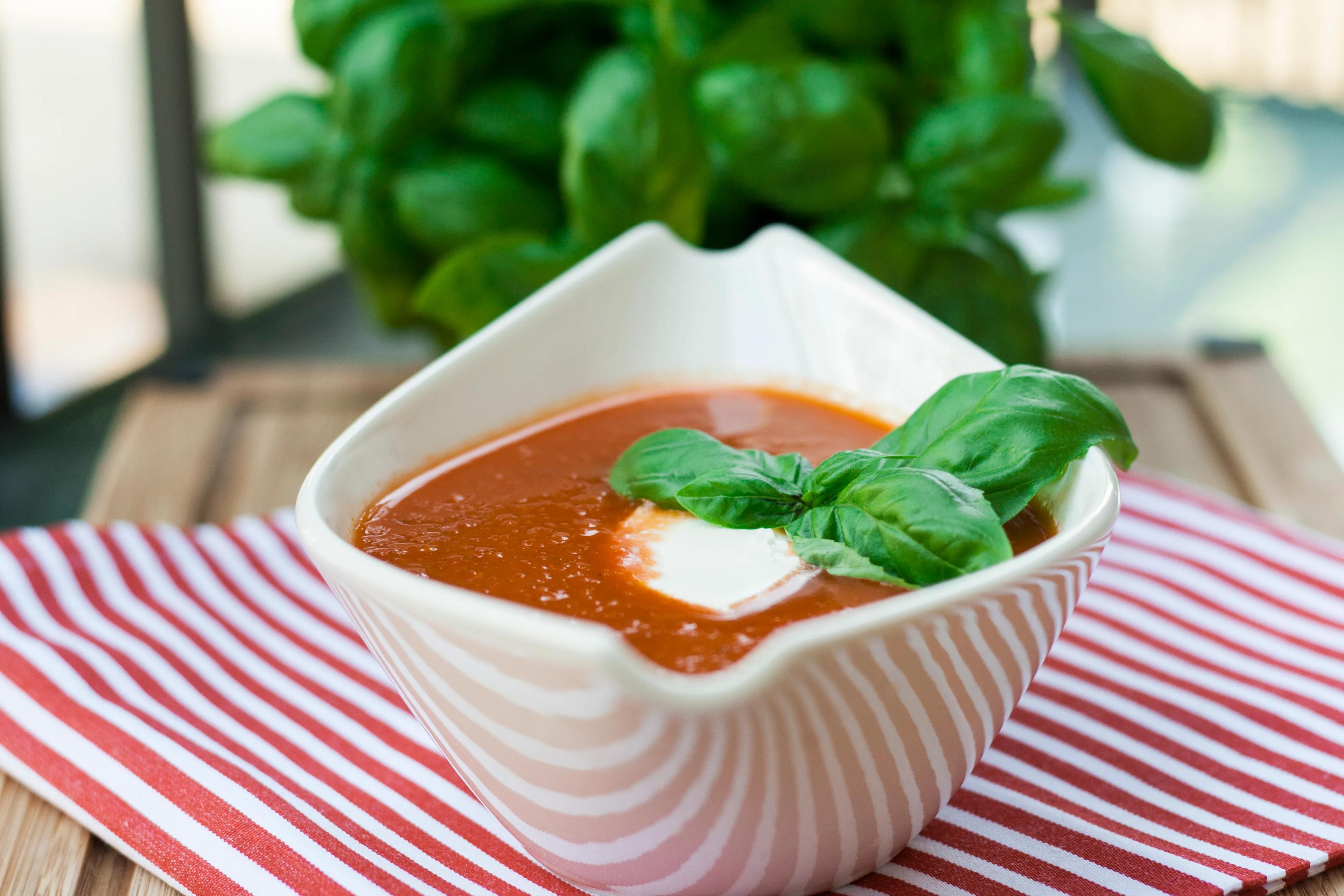 Tomaten-Paprika-Suppe – schmeckt warm oder kalt! | Sugar &amp; Spice