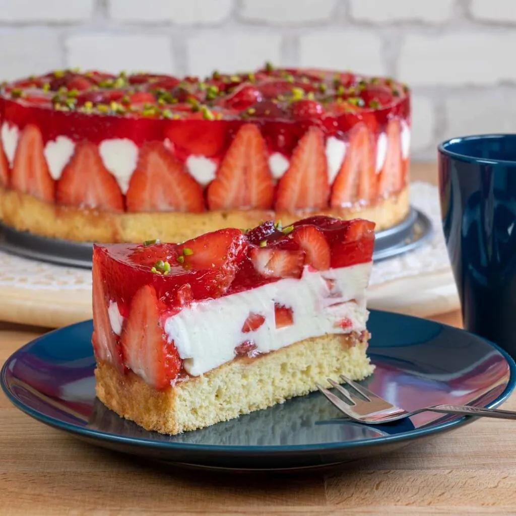 Erdbeer-Quark-Sahne-Torte mit Pistazien - Sandras Backideen
