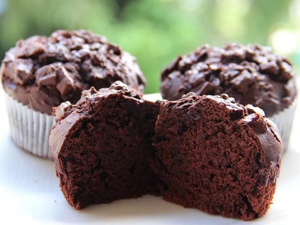 Schoko - Muffins - super schokoladig und schnell zubereitet, ergibt 12 ...
