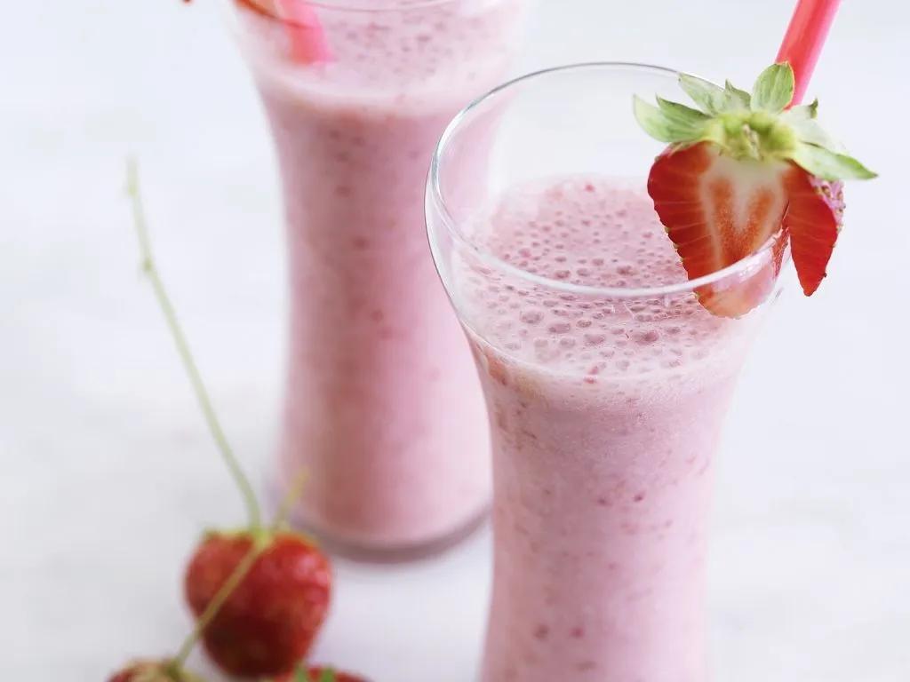 Veganer Erdbeer-Milchshake Rezept | EAT SMARTER