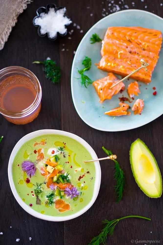 Gurken-Avocado-Kaltschale mit gegrilltem Lachs-Topping - Gaumenpoesie