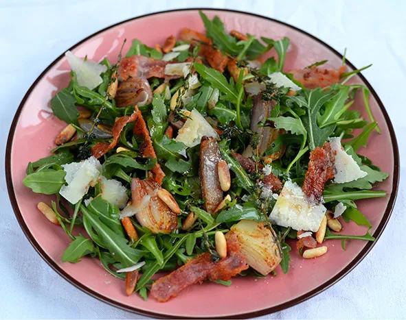 Rucola-Salat mit warmen Balsamico-Zwiebeln und Speck