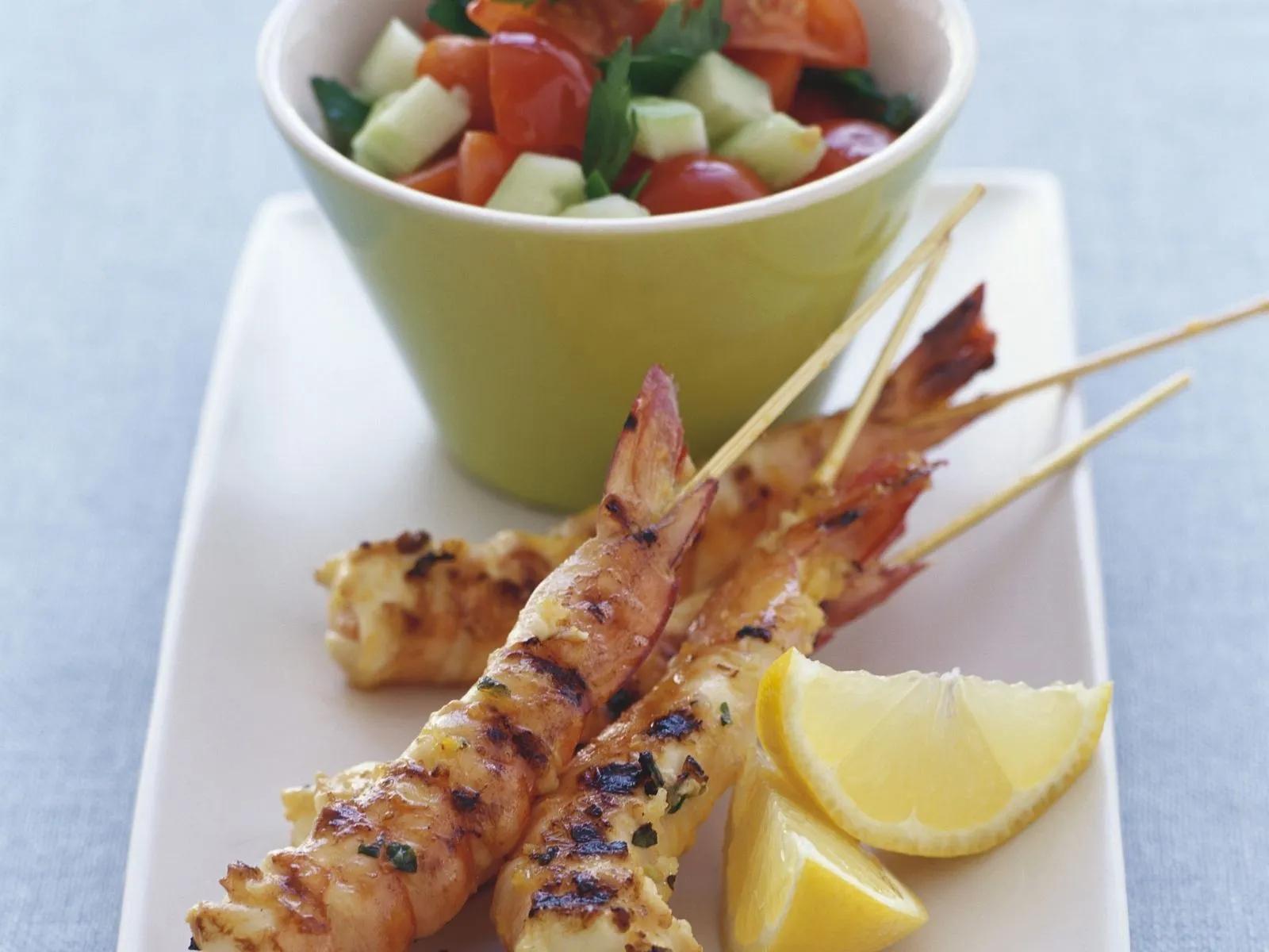 Shrimpsspieße mit Gurken-Tomaten-Salat Rezept | EAT SMARTER
