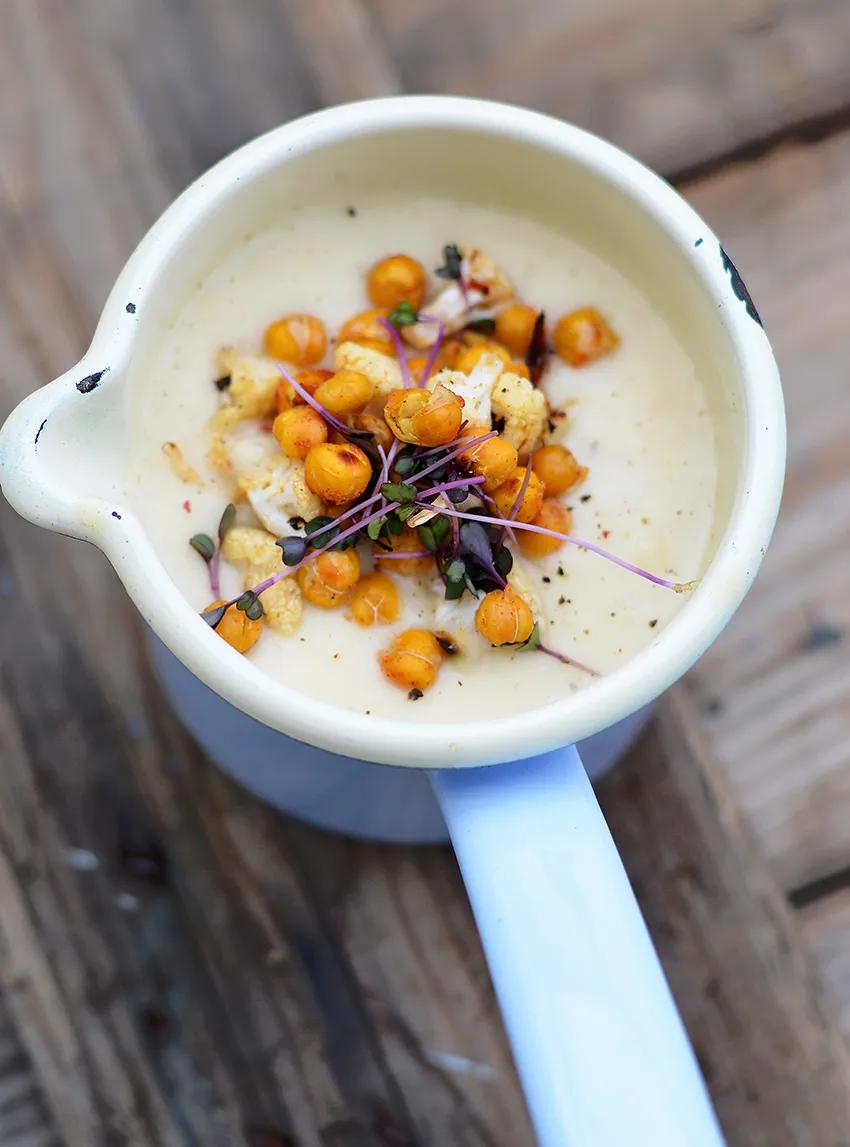 Ein unterschätztes Gemüse: Cremige Blumenkohlsuppe mit dreierlei ...