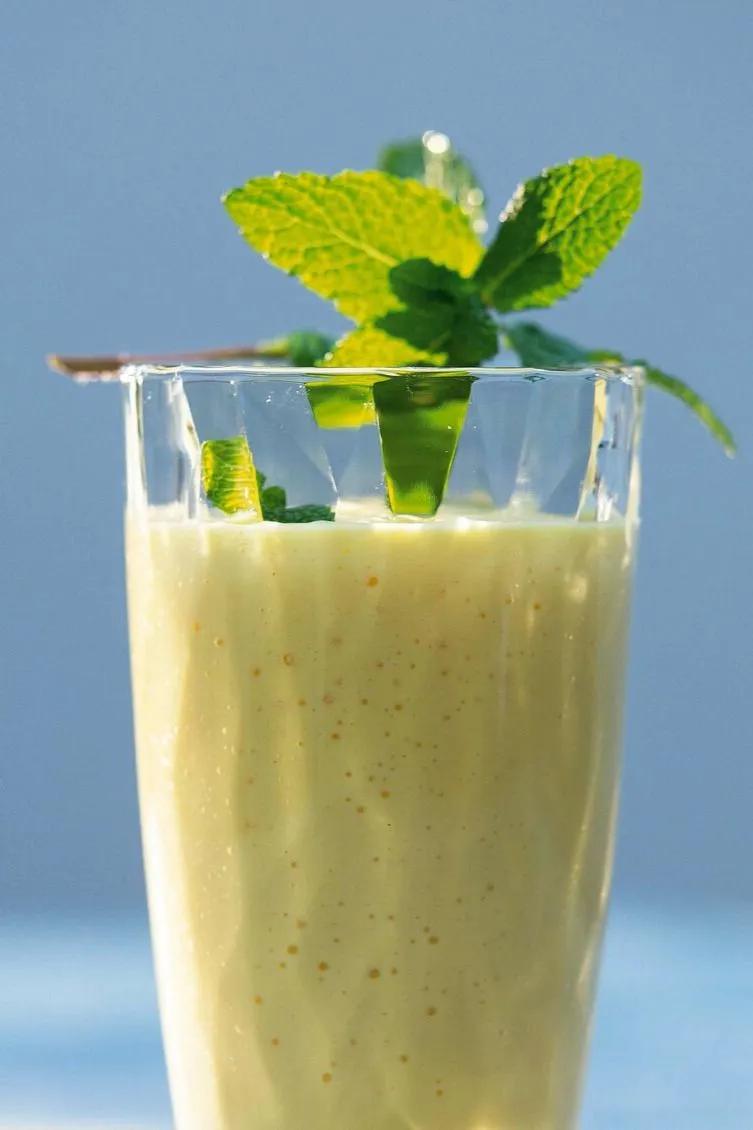 Der indische Joghurt-Drink ist auch bei uns zu einem beliebten Getränk ...
