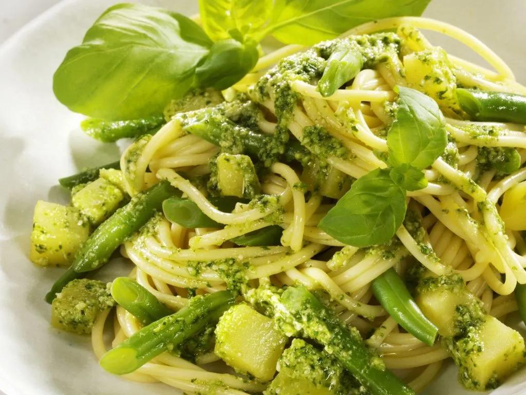 Nudeln mit grünen Bohnen und Pesto Rezept | EAT SMARTER