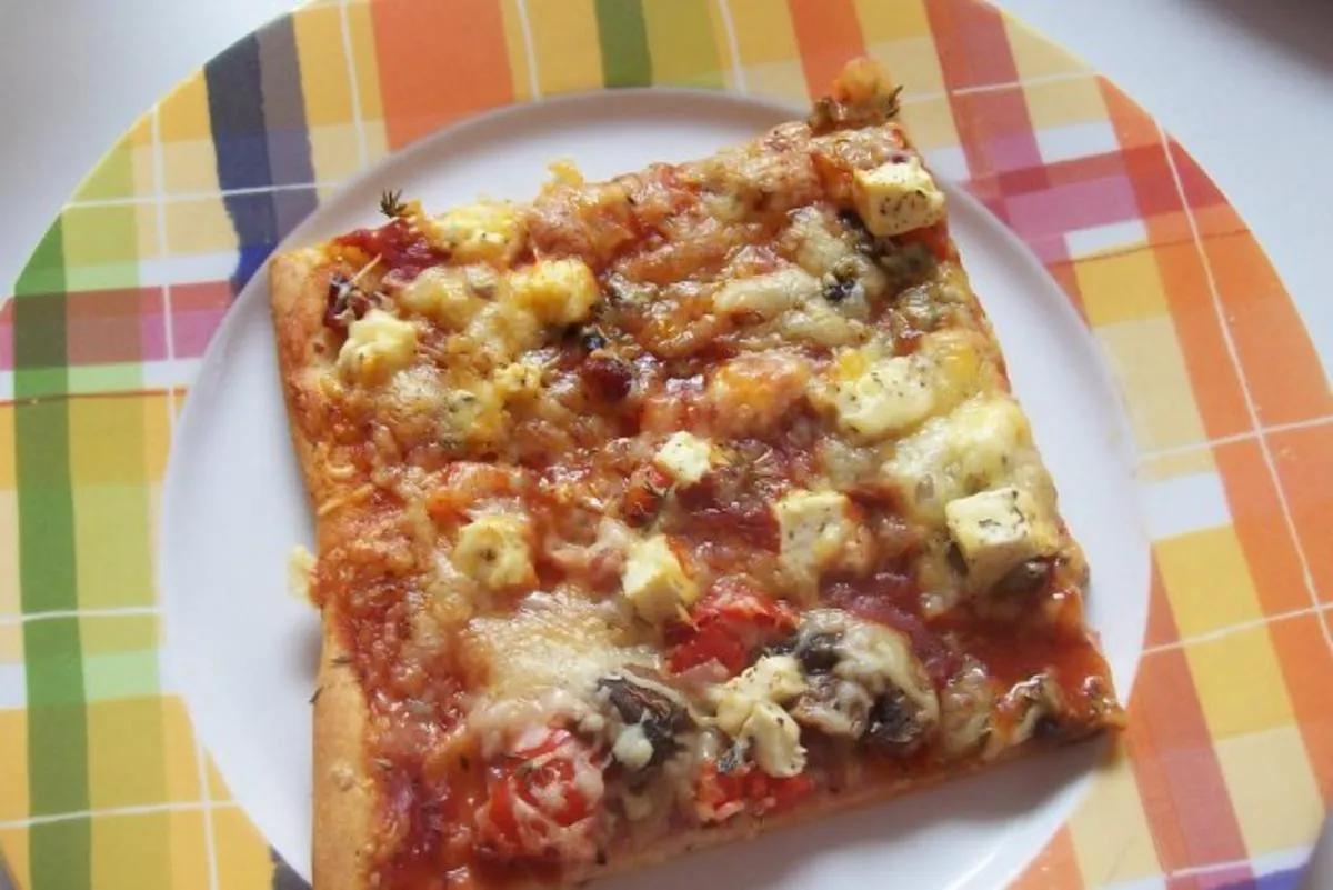 Pizza: Salami-Tomate und Schinken-Paprika mit dreierlei Käse &amp; Kräutern ...