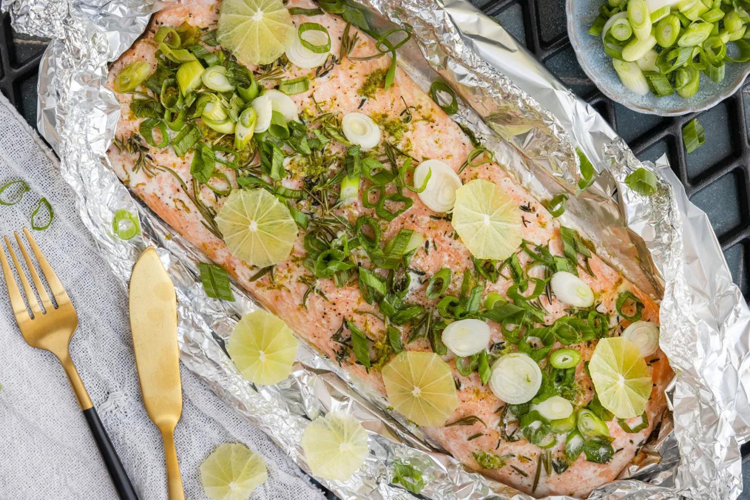 Lachs in Alufolie grillen | Rezept - eat.de