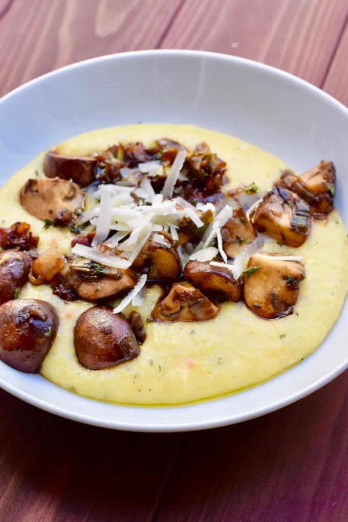 Cremige Polenta mit Balsamico – Champignons und Speck – Mit Pfeffer &amp; Liebe