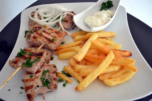 Souvlaki selber machen: Griechische Fleischspieße für den Grill ...
