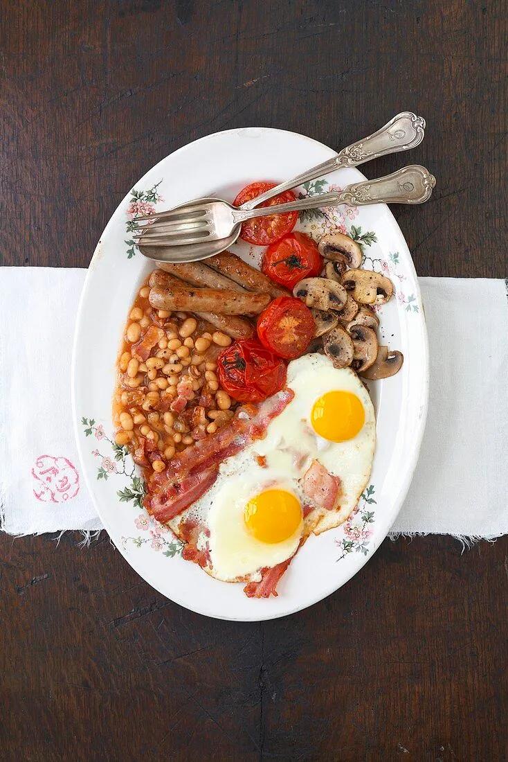 Englisches Frühstück mit Baked Beans, … – Bilder kaufen – 376674 StockFood
