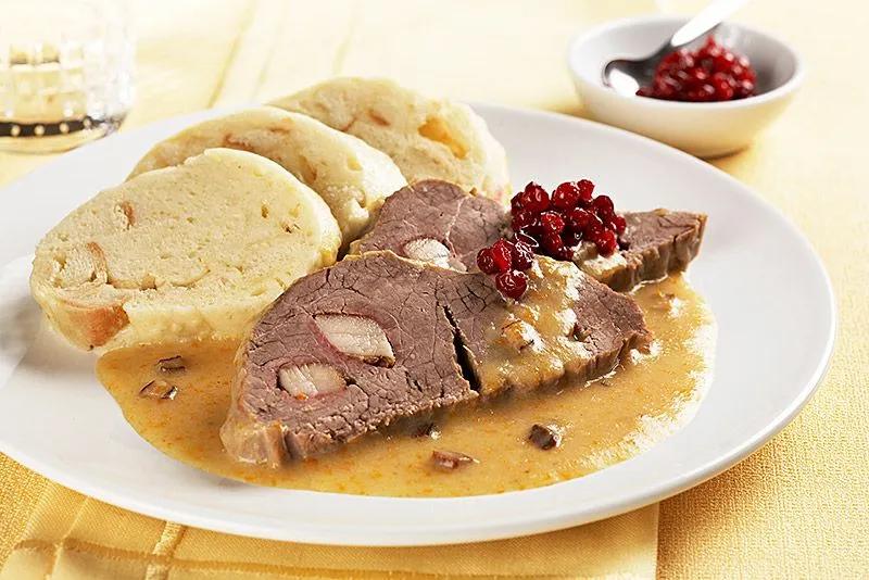 Lendenbraten auf Sahnesauce (Svíčková) | Lendenbraten, Lebensmittel ...