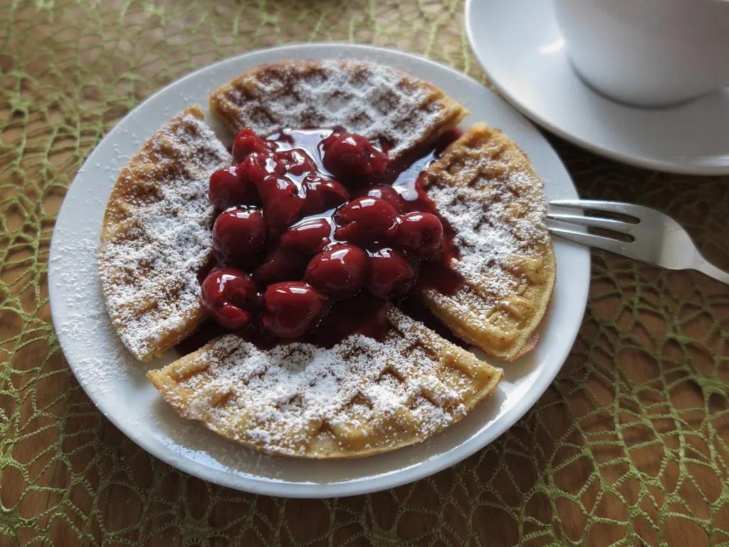 Klassische Waffeln mit Puderzucker und heißen Kirschen | Flickr