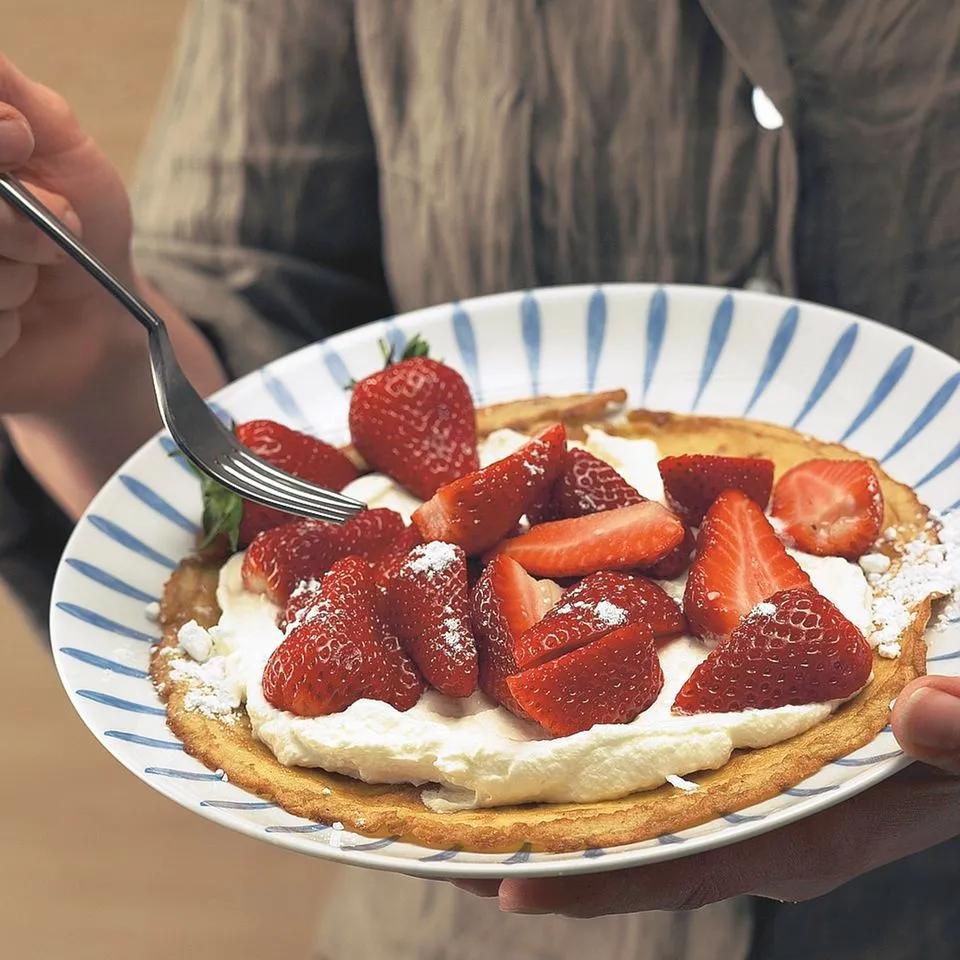 Pfannkuchen mit Erdbeeren und Schlagsahne | BRIGITTE.de