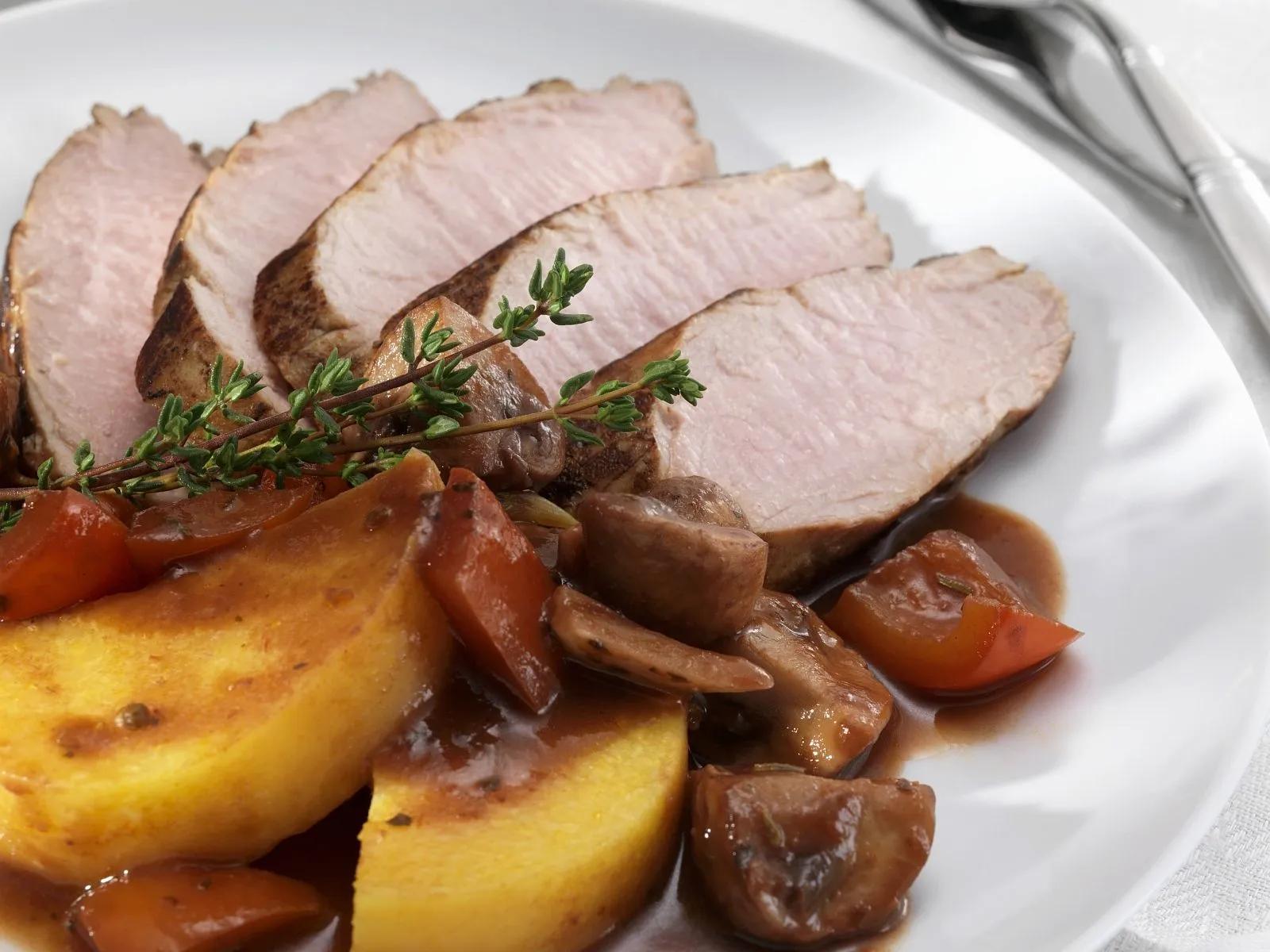 Schweinefilet mit Rotweinsauce und Kartoffeln Rezept | EAT SMARTER