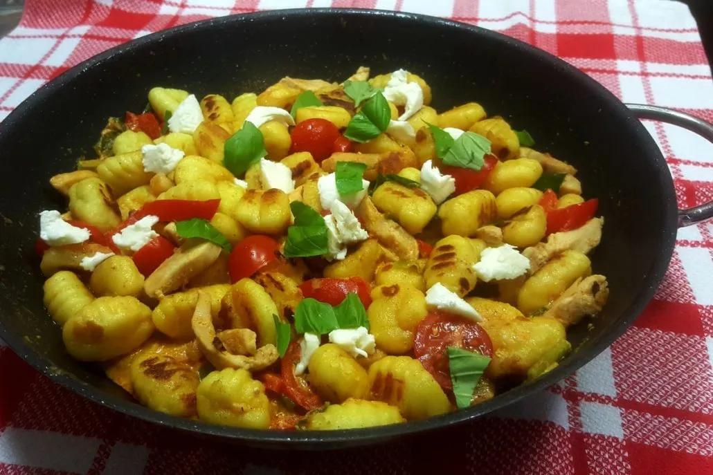 Gnocchi Pfanne mit Hühnchen und Mozzarella Rezept einfach &amp; schnell