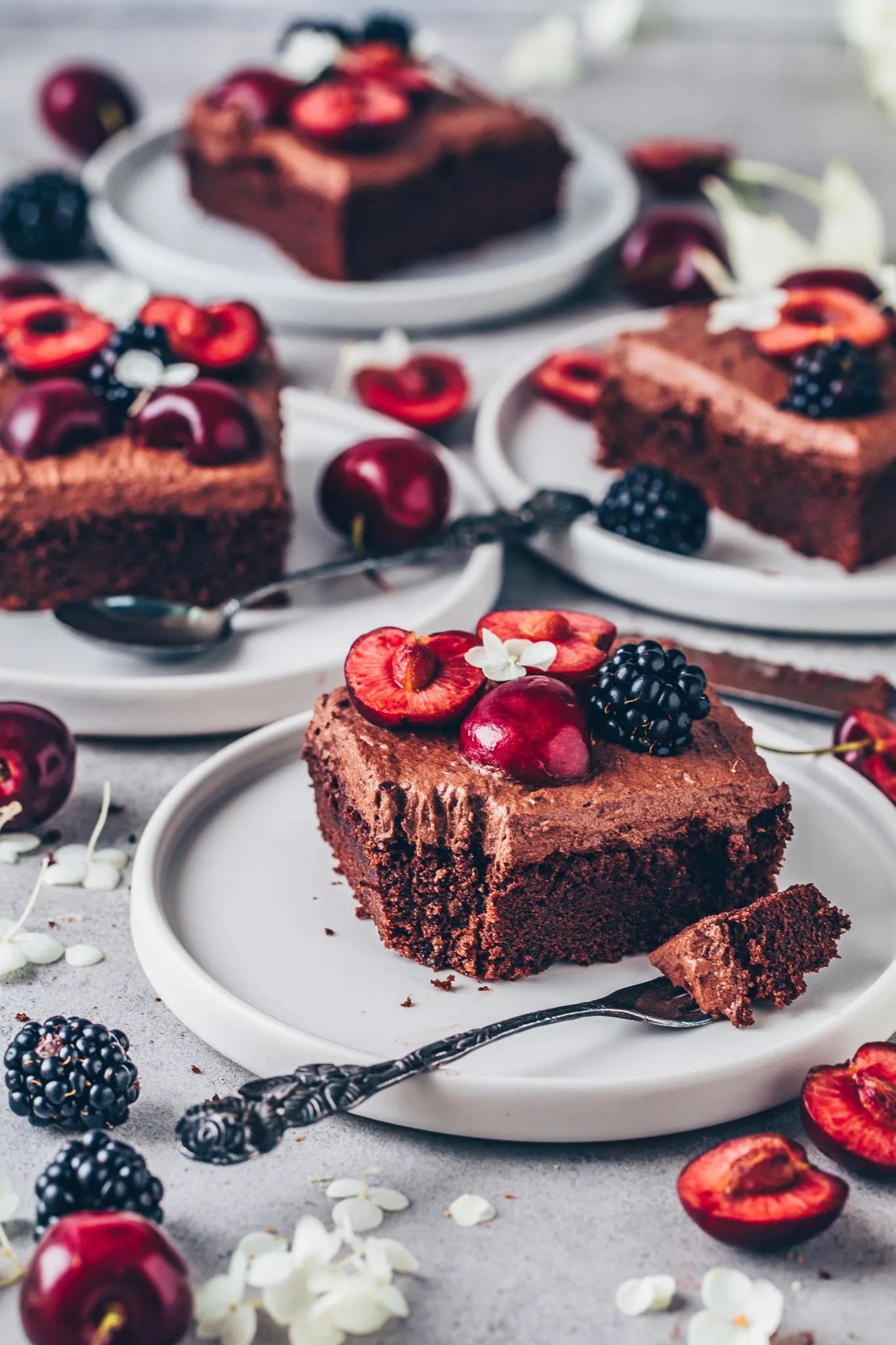 Dieser einfache vegane Schokokuchen vom Blech ist fluffig, saftig ...