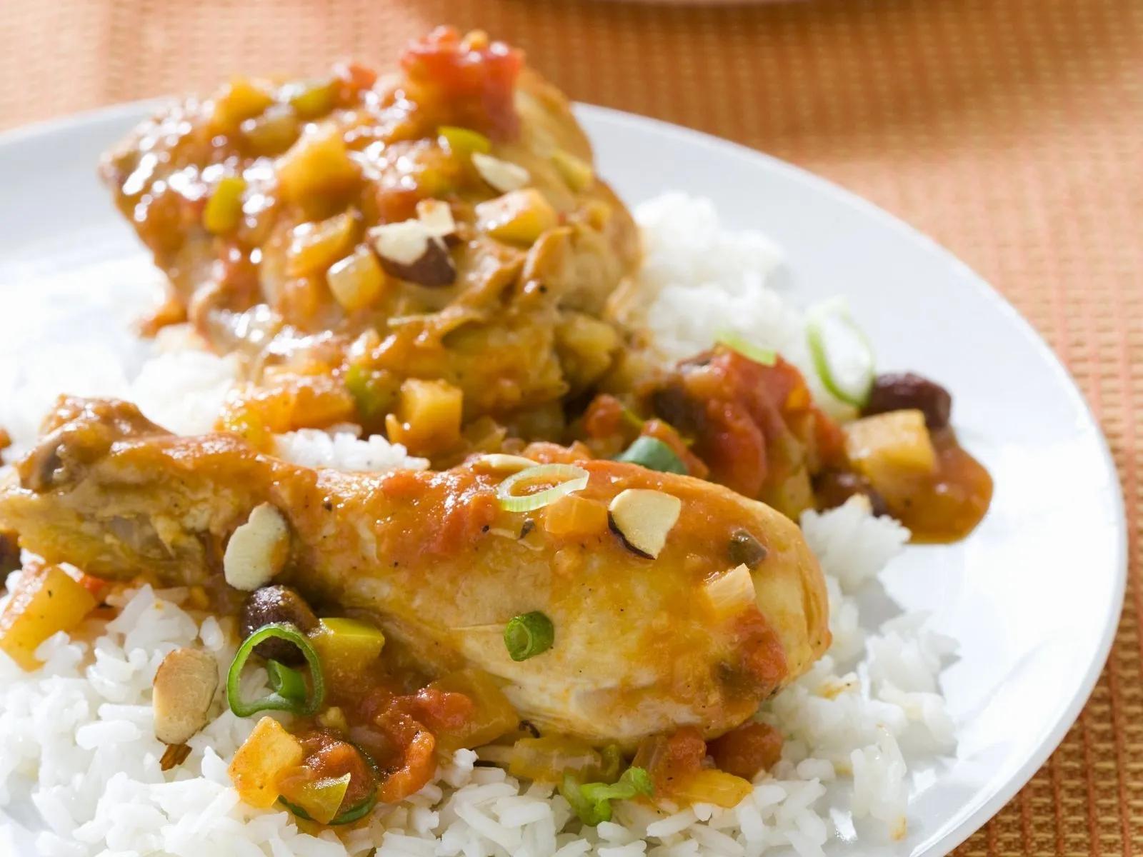 Curry-Hähnchen mit Reis | Rezept | Rezepte mit hühnerfleisch, Hähnchen ...