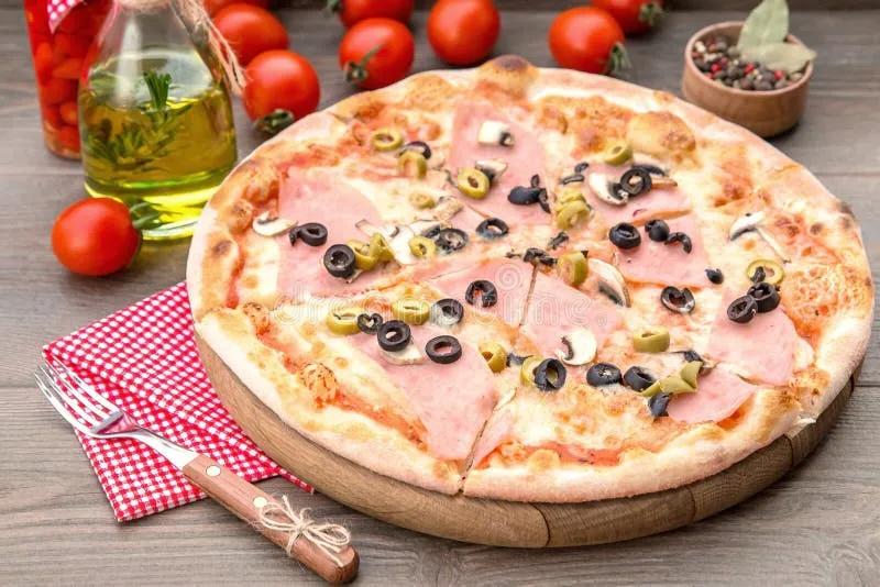 Italienische Pizza Mit Schinken Und Oliven Stockbild - Bild von ...