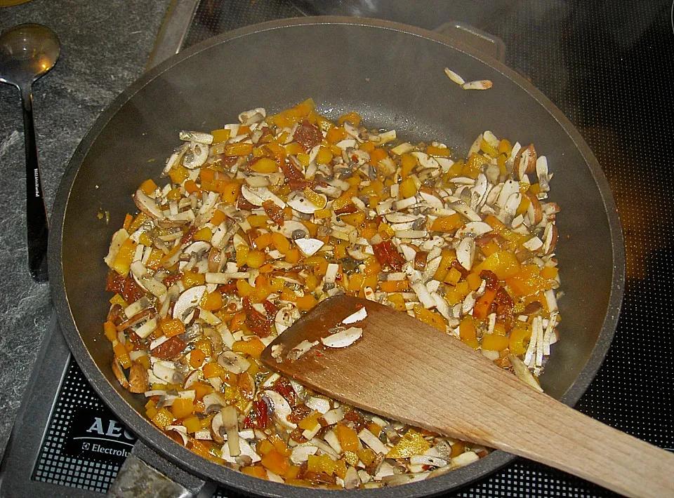 Pasta mit scharfer Paprika-Champignon-Hüttenkäse-Sauce von Kalte_Sophie ...