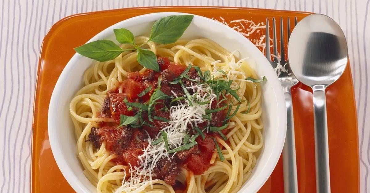 Nudeln mit Tomatensauce Rezept | EAT SMARTER