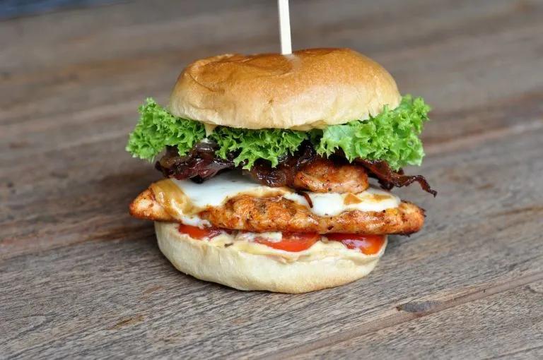 Chicken Burger - Hähnchenburger mit Scamorza, Bacon und Schmorzwiebeln