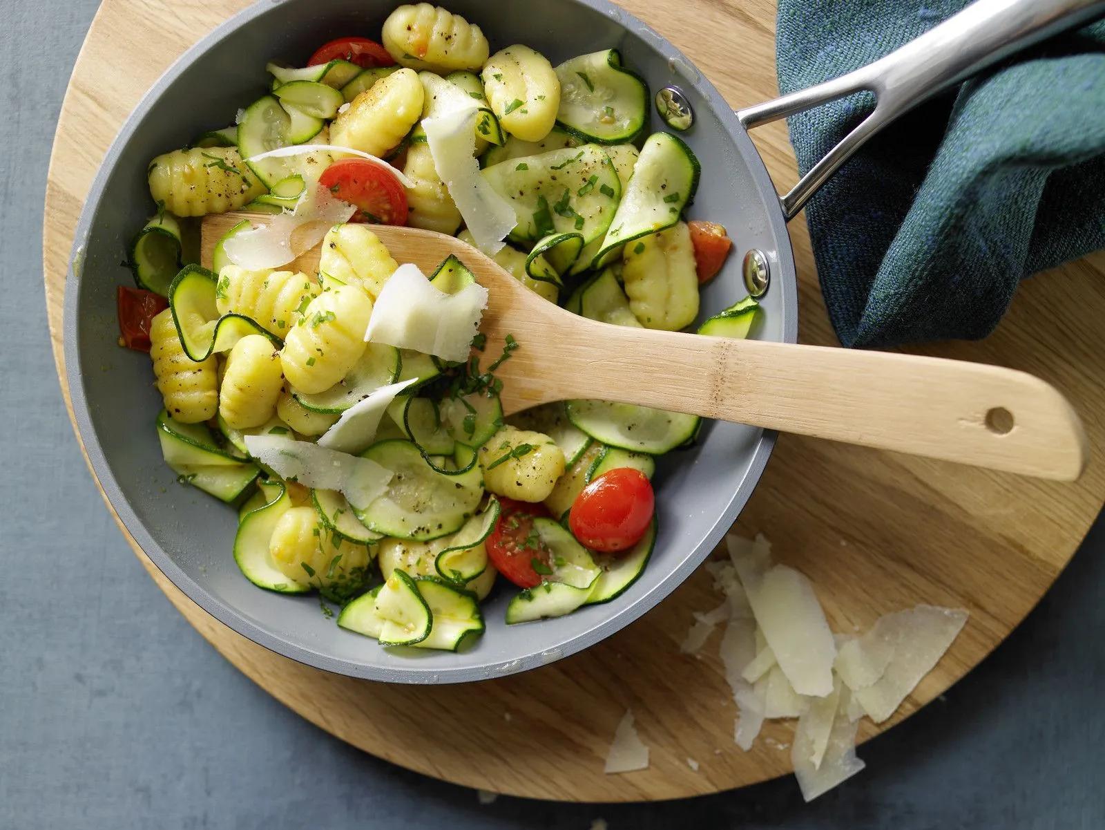 Gnocchi-Zucchini-Pfanne Rezept | EAT SMARTER