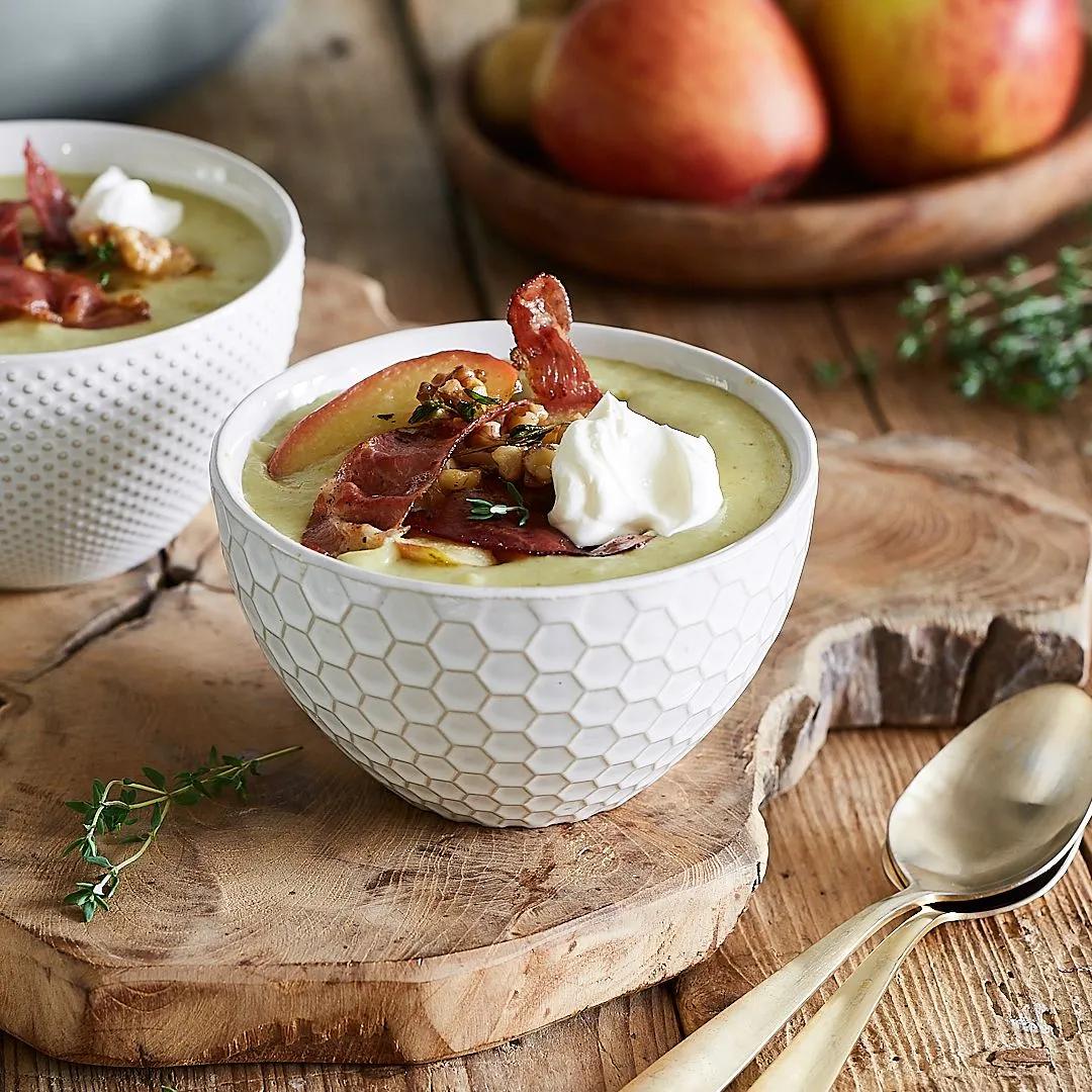 Cremige Kartoffel-Lauch-Suppe mit Apfel und Speck