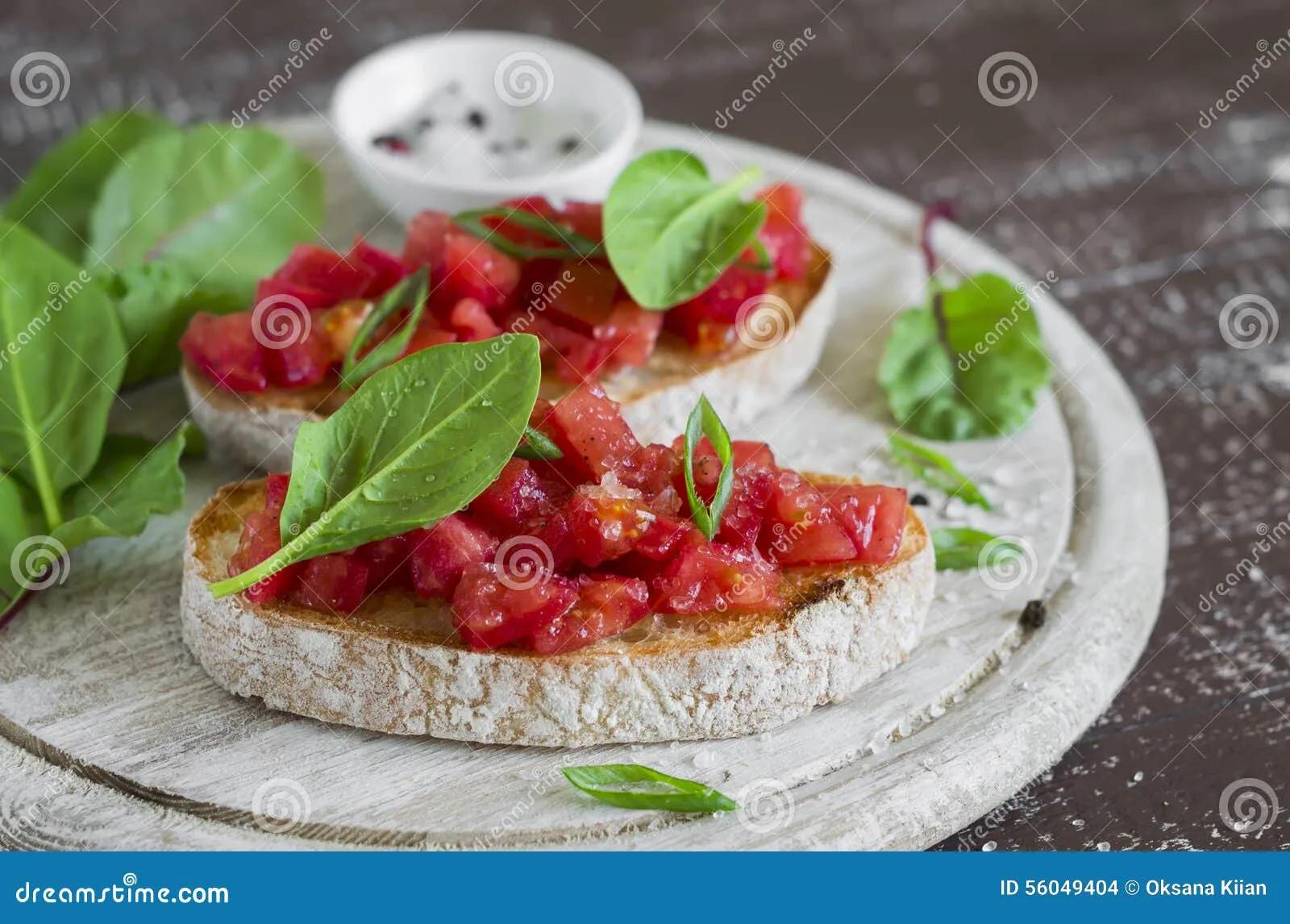 Bruschetta Mit Tomaten Und Frischem Spinat Stockfoto - Bild von ...