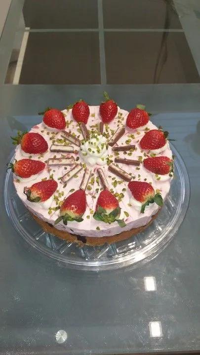 Erdbeer - Quark - Torte mit Joghurette | Rezept | Kuchen und torten ...