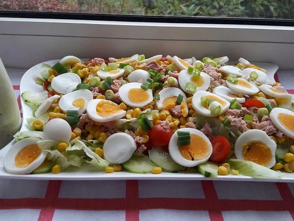 Gemischter Salat mit Eiern und Thunfisch. Über 11 Bewertungen und für ...