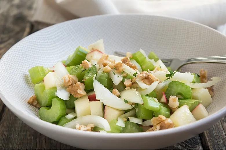 Stangensellerie-Salat mit Apfel - Rezept | GuteKueche.de