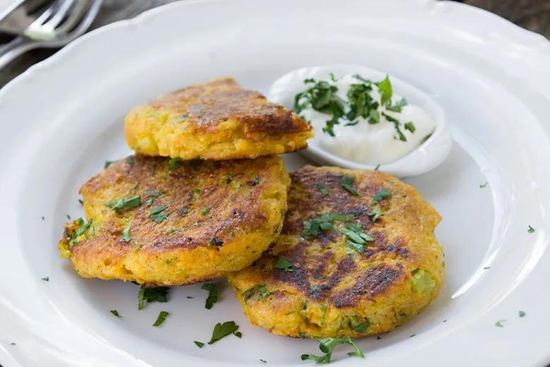 Omas Gemüsebratlinge mit Joghurtdip - Rezept | GuteKueche.de