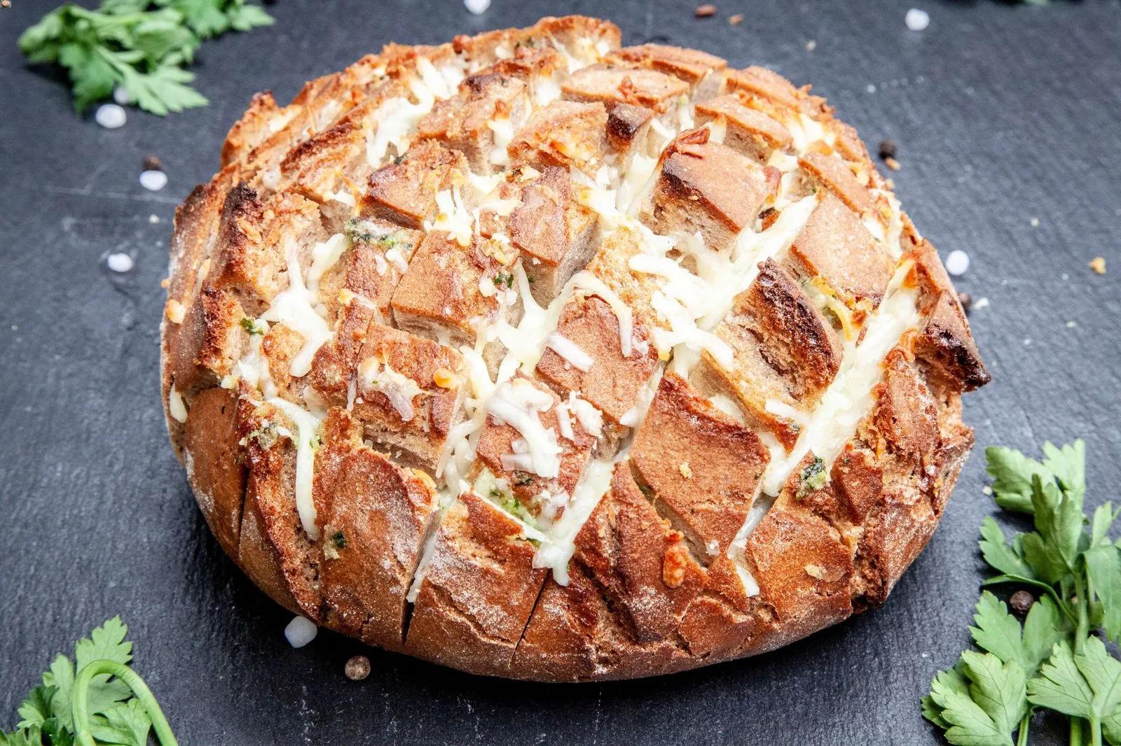 Zupfbrot mit Kräuterbutter und Käse - das Nr. 1 Brot Rezept
