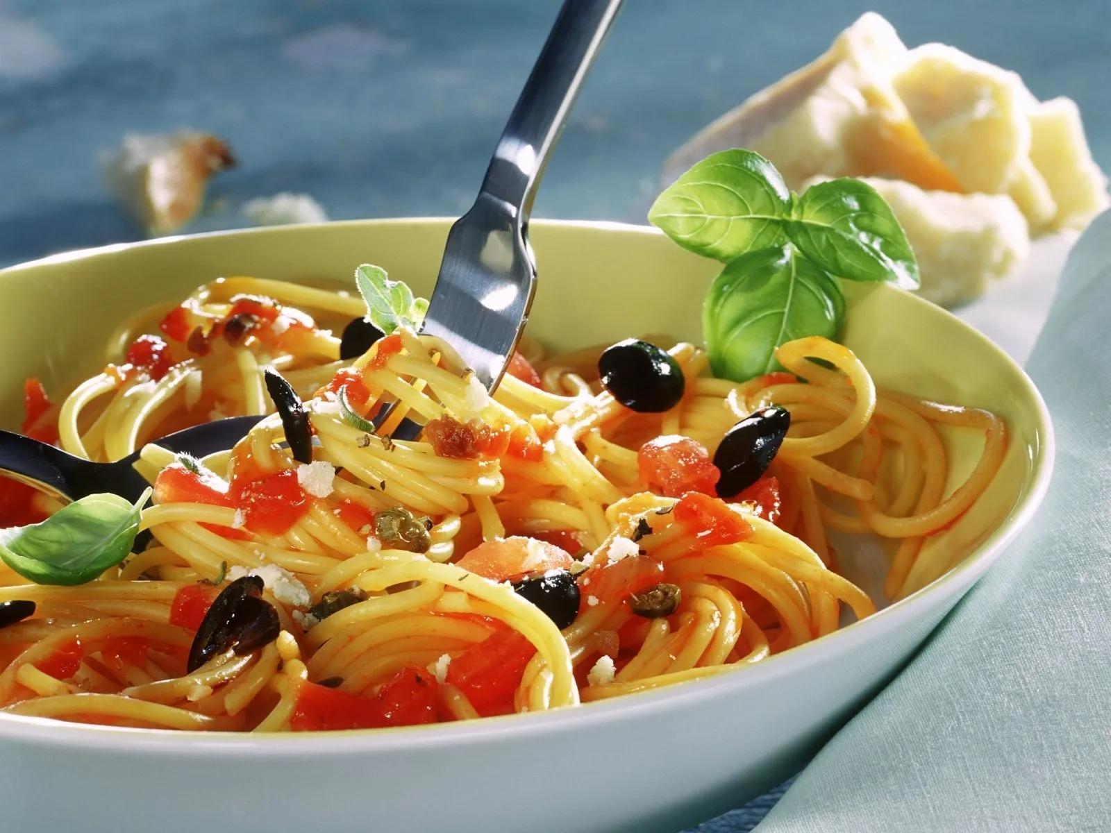 Spaghetti mit Tomaten, Oliven und Kapern Rezept | EAT SMARTER
